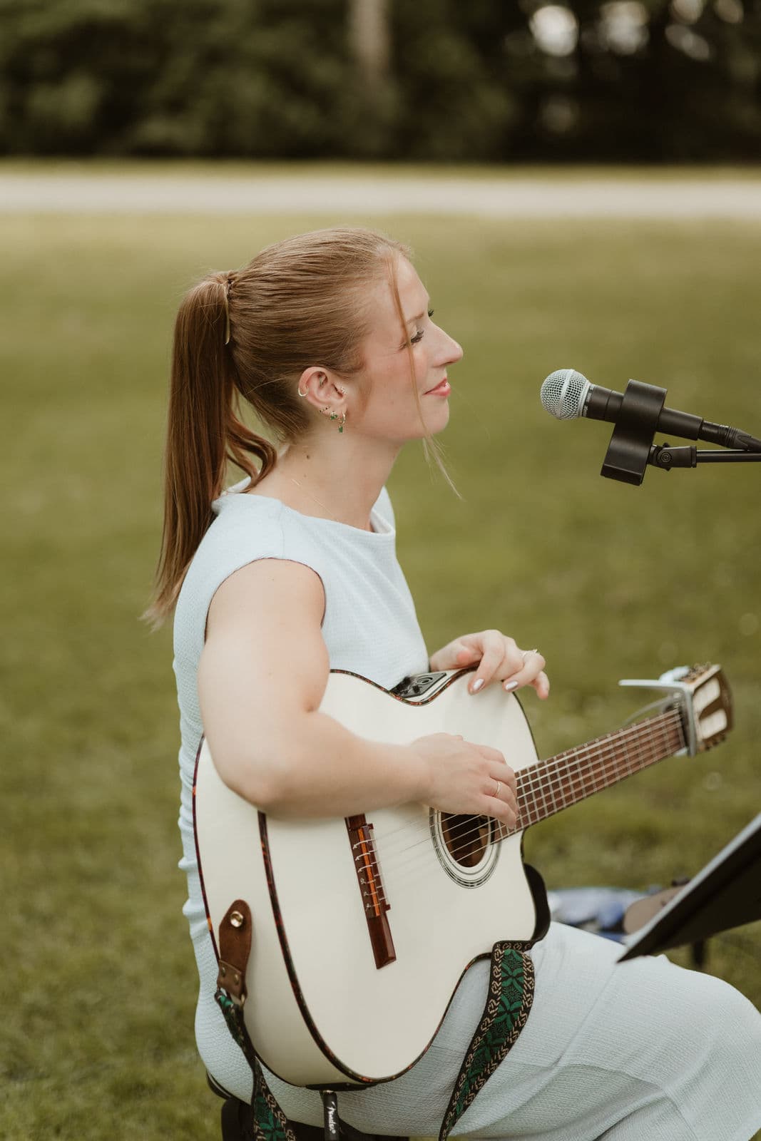 Jasmin Nell singt bei einer freien Trauung und begleitet sich dabei auf der Konzertgitarre